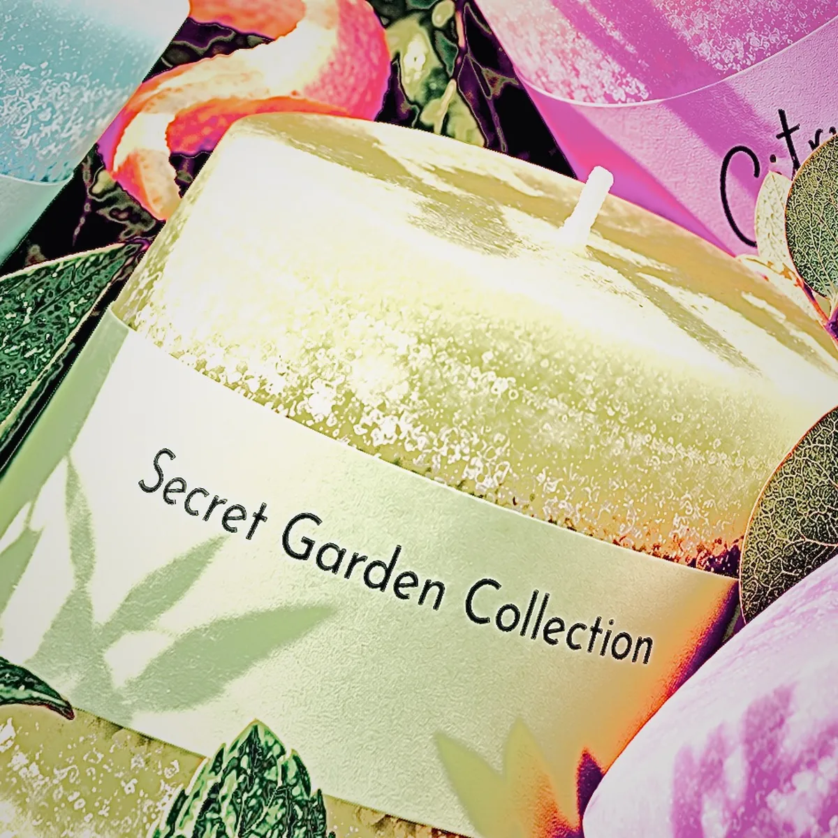 Abstrakte Nahaufnahme farbenfroher Schulthess Secret Garden Duftkerzen zwischen Blättern und Zitrusschale