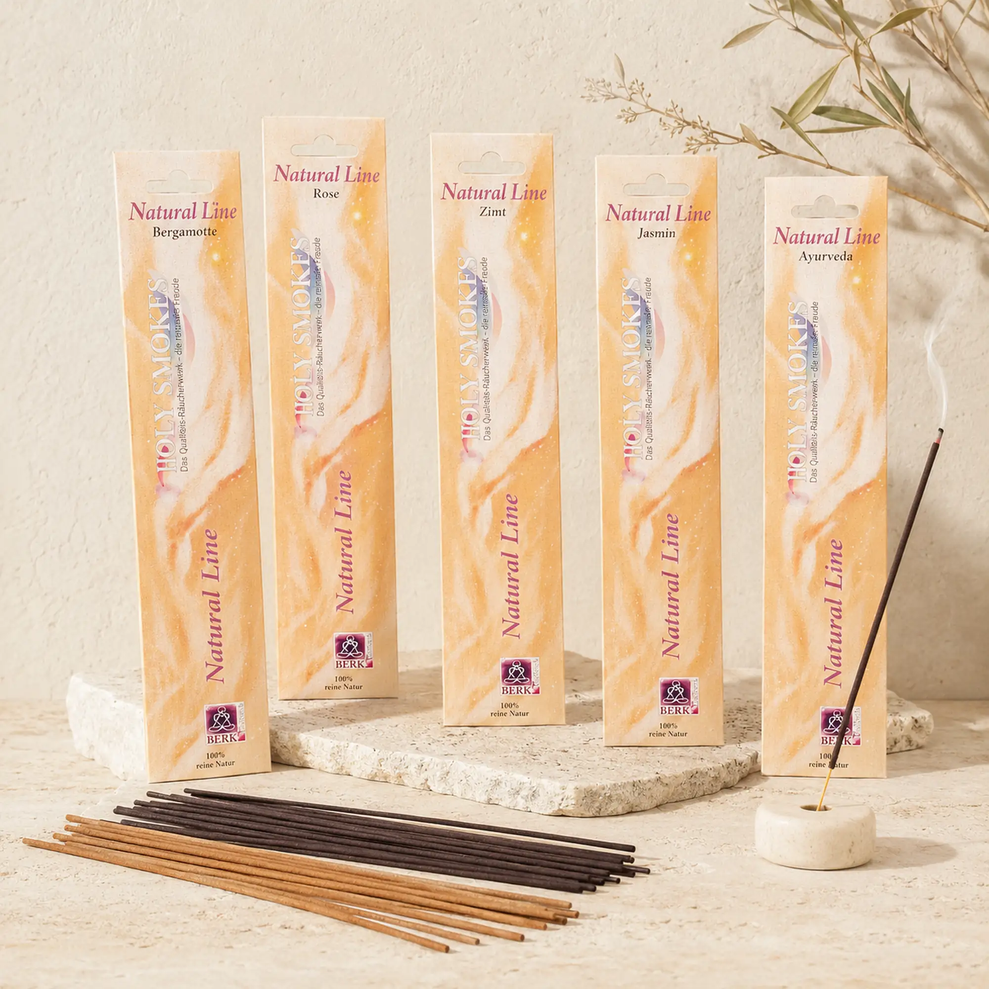 Berk Natural Line Räucherstäbchen in fünf Duftsorten mit hellen und dunklen Räucherstäbchen auf Naturstein