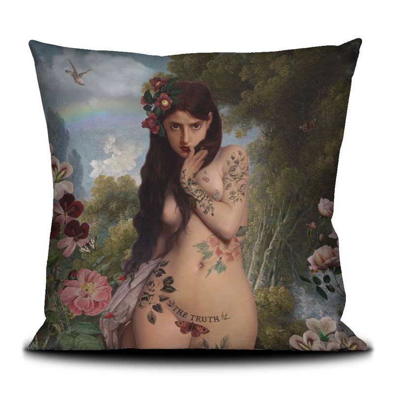 Voglio Bene Luxus Samtkissen 50x50 – Detailansicht der La Vérité Figur mit Tattoos, floralen Elementen und poetischer Naturkulisse.