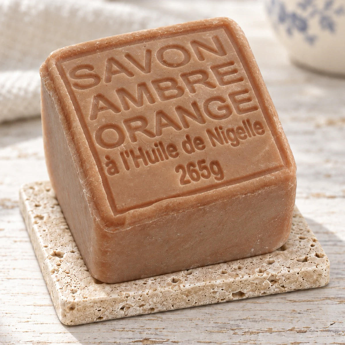 Maitre Savonitto Seifenwürfel Ambre Orange auf Travertin
