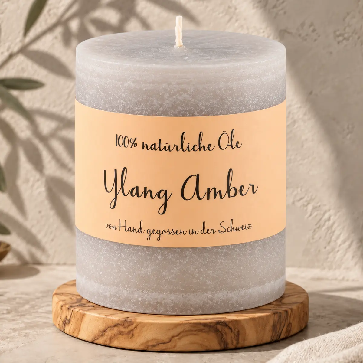 Graubeige Schulthess Duftkerze Ylang Amber aus 100 % natürlichen Ölen auf einem Holzsockel