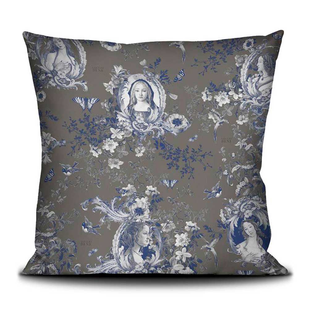 Voglio Bene Samtkissen Simonetta Blau 50x50 – elegantes Allover-Muster mit floralen Ornamenten, Vögeln und klassischen Porträtmedaillons in Blau-Weiß auf grauem Hintergrund.