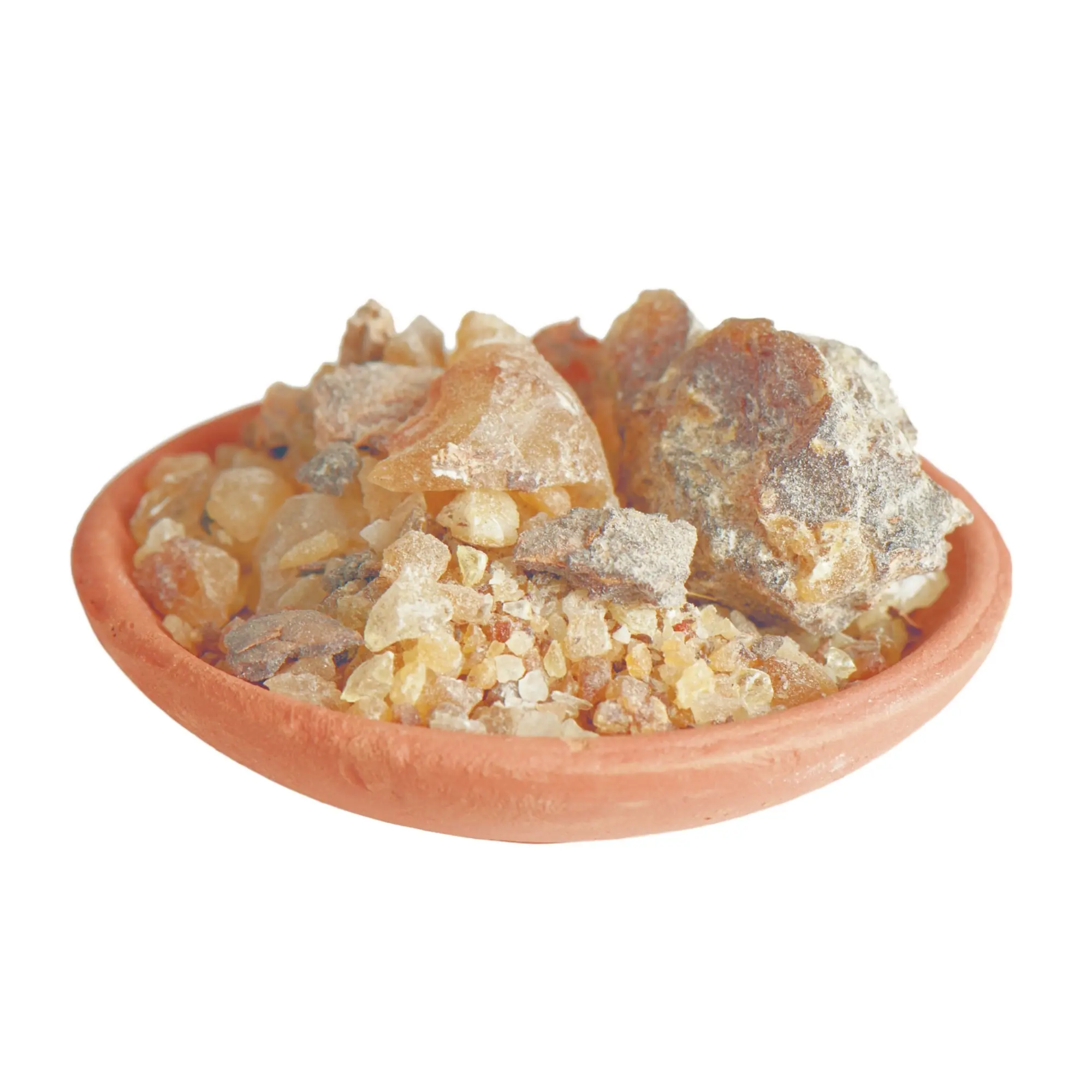 Bernsteinfarbene und braune Stücke des Räucherharzes Copal Peru in einer Tonschale.