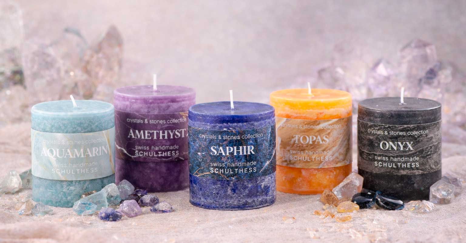 Schulthess Duftkerzen Crystals & Stones Edition mit Aquamarin, Amethyst, Saphir, Topas und Onyx – handgemachte Edelstein Duftkerzen aus der Schweiz in stilvollen Farben