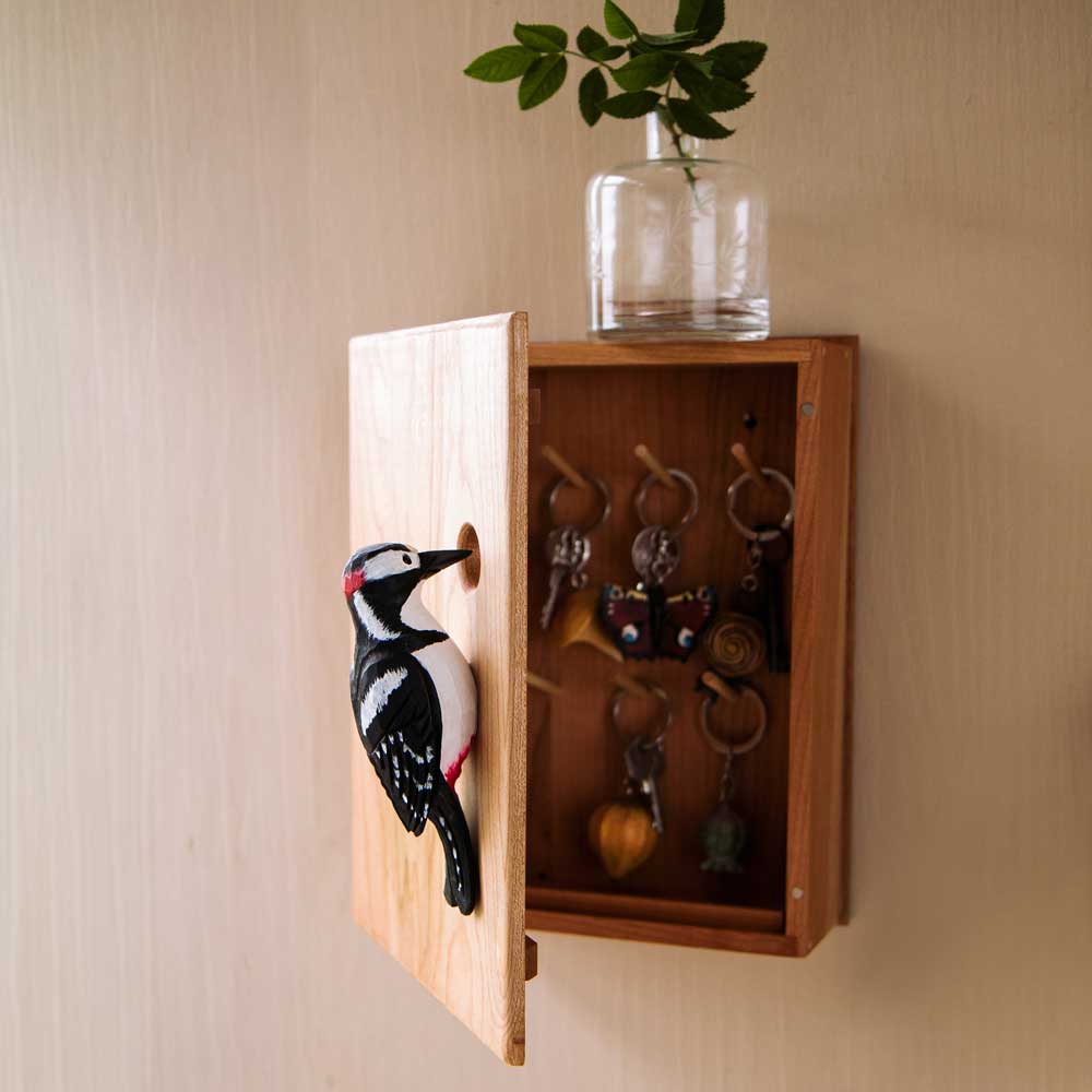 Kirschholz-Schlüsselschrank mit geschnitzter Buntspechtfigur – handgefertigt, naturinspiriertes Design von Wildlife Garden