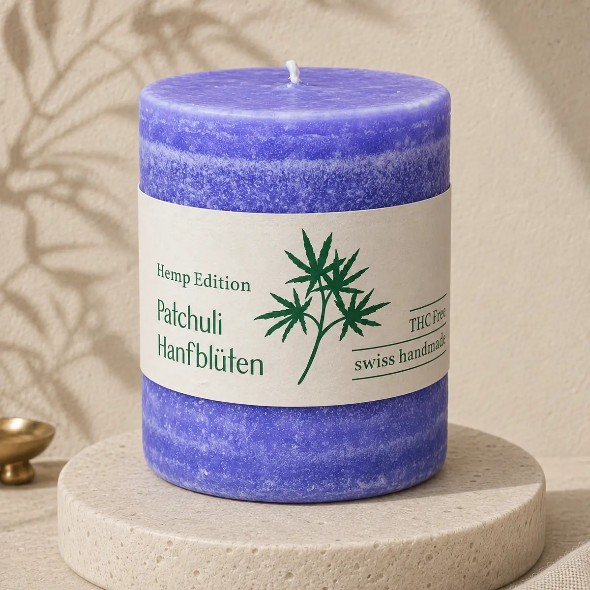 Schulthess Hemp Edition Duftkerze Patchuli Hanfblüten auf Travertin