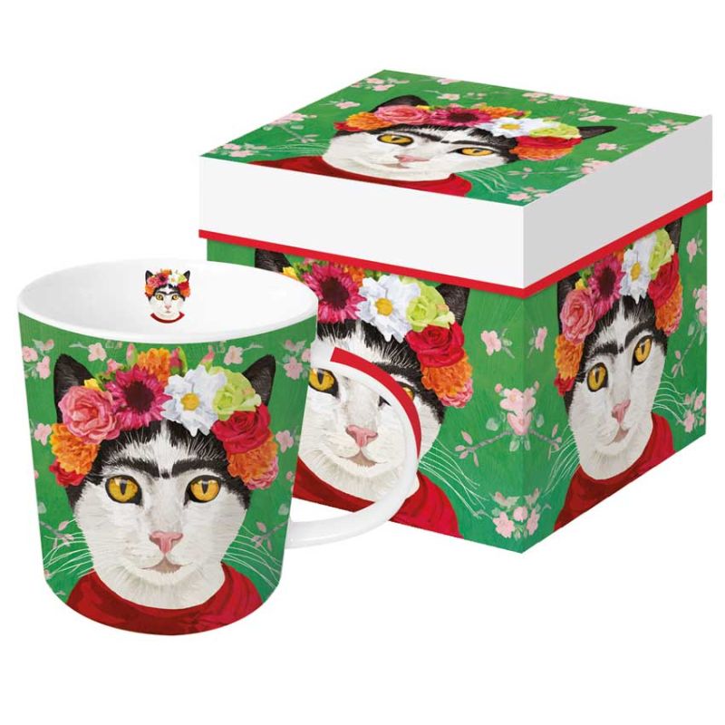 PPD Tasse „Frida“ von Two Can Art mit Katzenmotiv im Frida-Kahlo-Stil, geschmückt mit buntem Blumenkranz auf grünem Hintergrund, inklusive passender Geschenkbox – kreative Tischkultur.