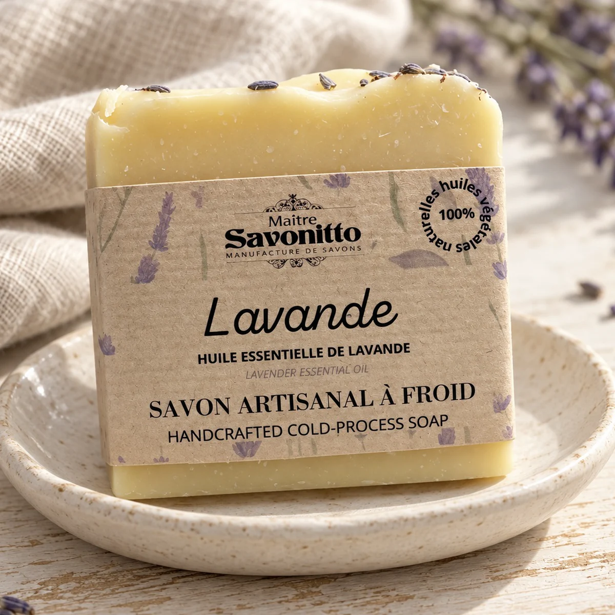 Maitre Savonitto Naturseife Lavande mit Lavendel auf Keramikschale