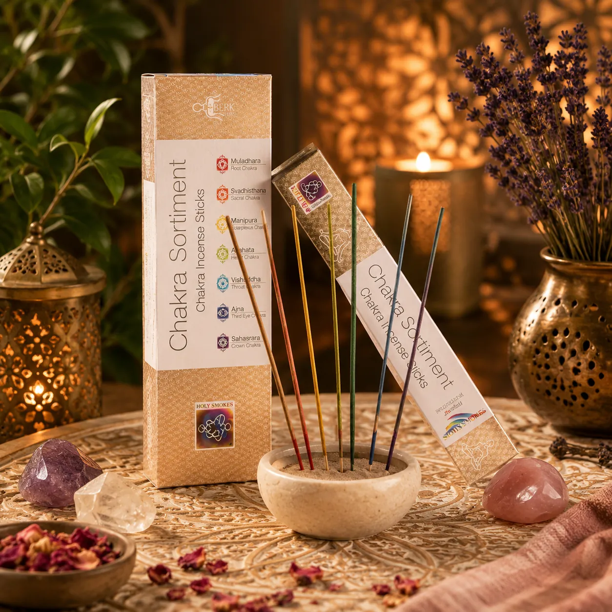 BERK Chakra Räucherstäbchenset – Chakra Line mit sieben naturreinen Räucherstäbchen für alle Chakren, dekorativ präsentiert mit Räucherstäbchenhalter, Edelsteinen und stimmungsvoller Meditationsatmosphäre