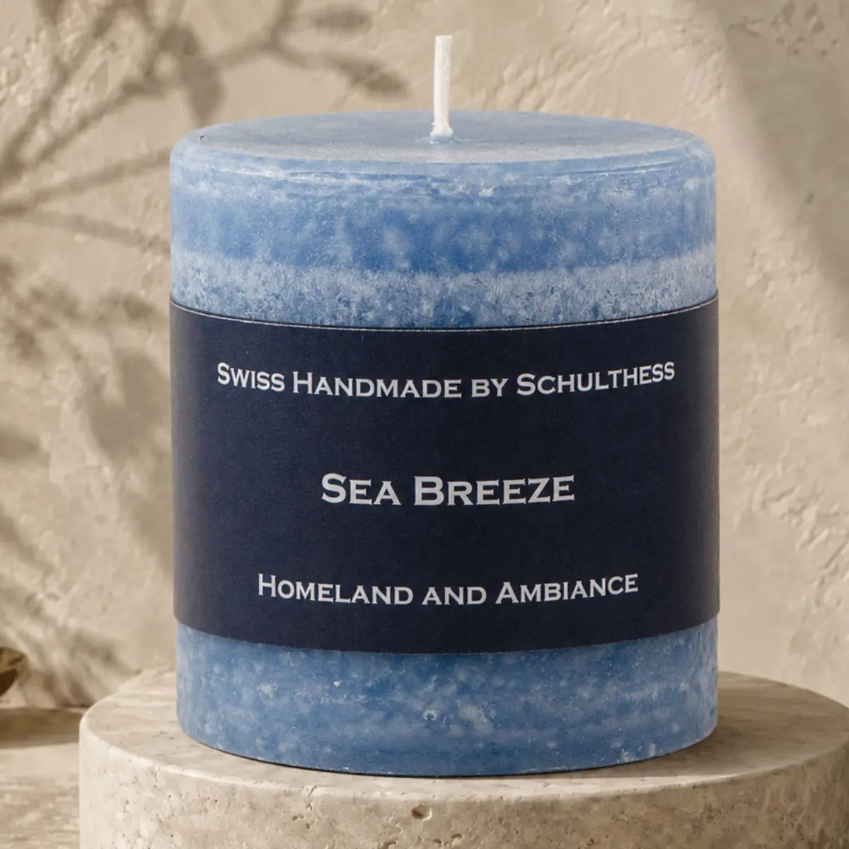 Schulthess Duftkerze Sea Breeze auf rundem Travertinsockel