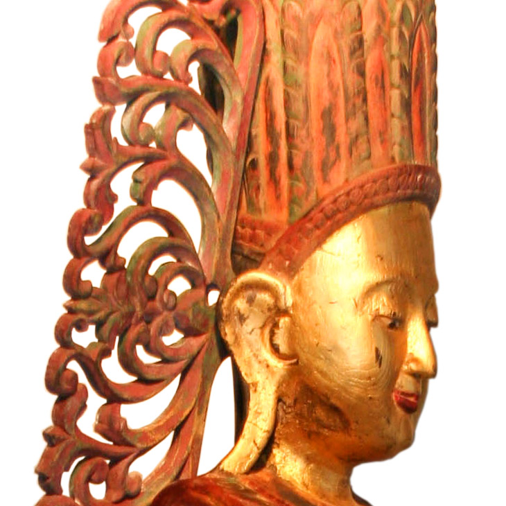 Detailansicht des großen burmesischen Königsbuddha – fein geschnitzte Krone und vergoldetes Gesicht mit roter Patina, traditionelles burmesisches Kunsthandwerk
