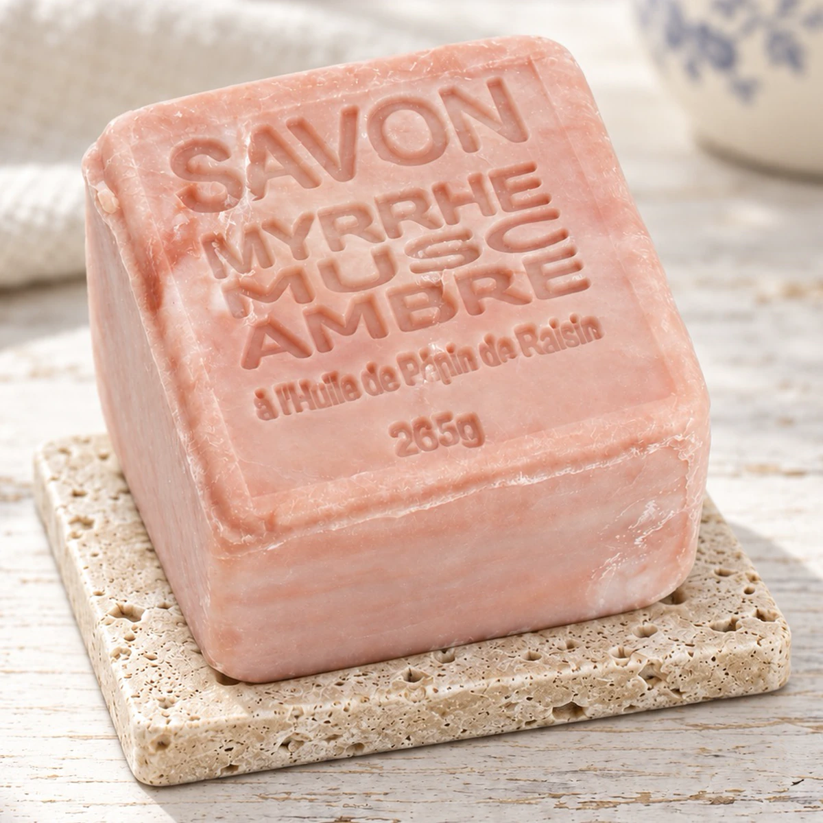 Maitre Savonitto Seifenwürfel Myrrhe Musc Ambre auf Travertin