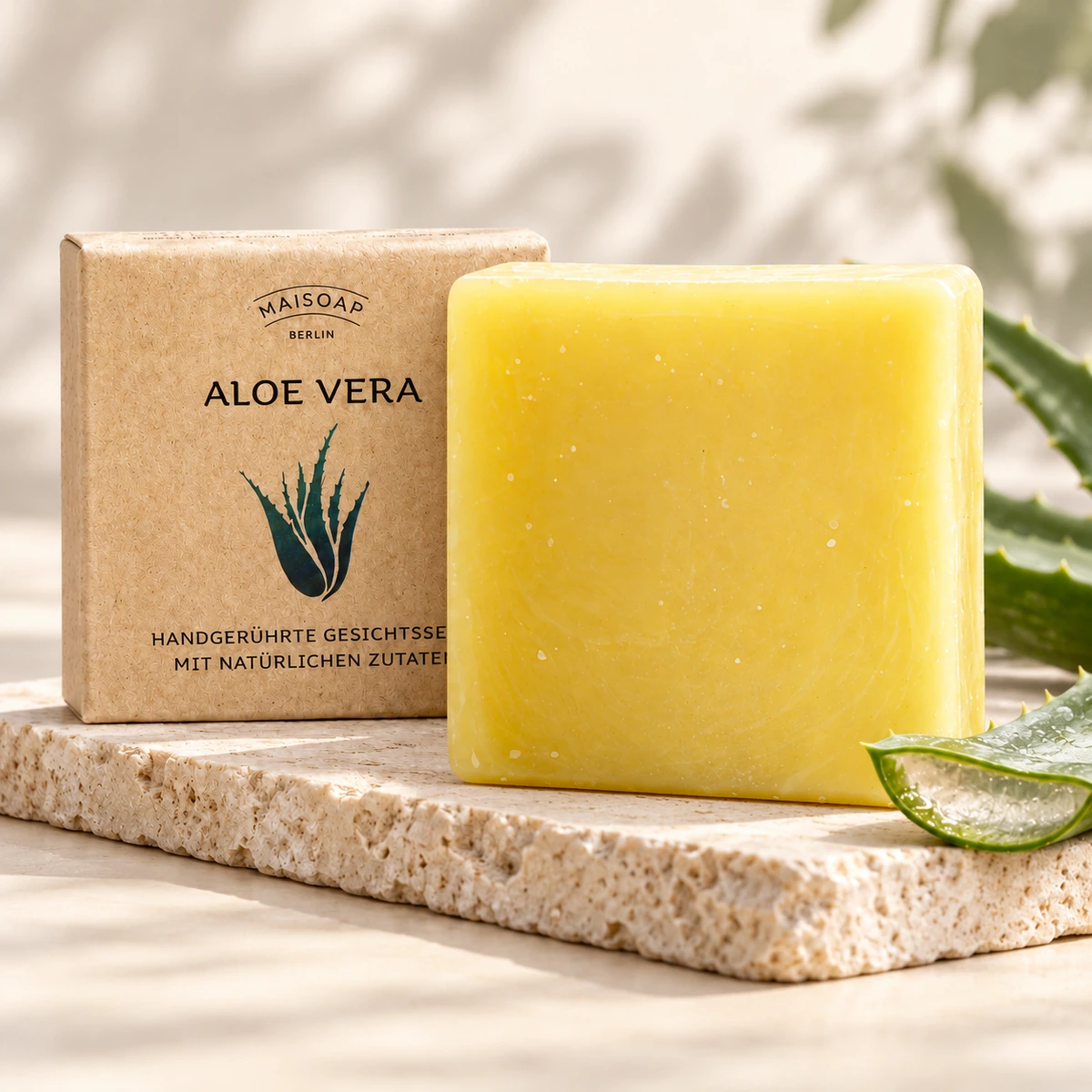 Maisoap Aloe-vera-Seife mit Verpackung und frischem Aloeblatt auf heller Steinplatte