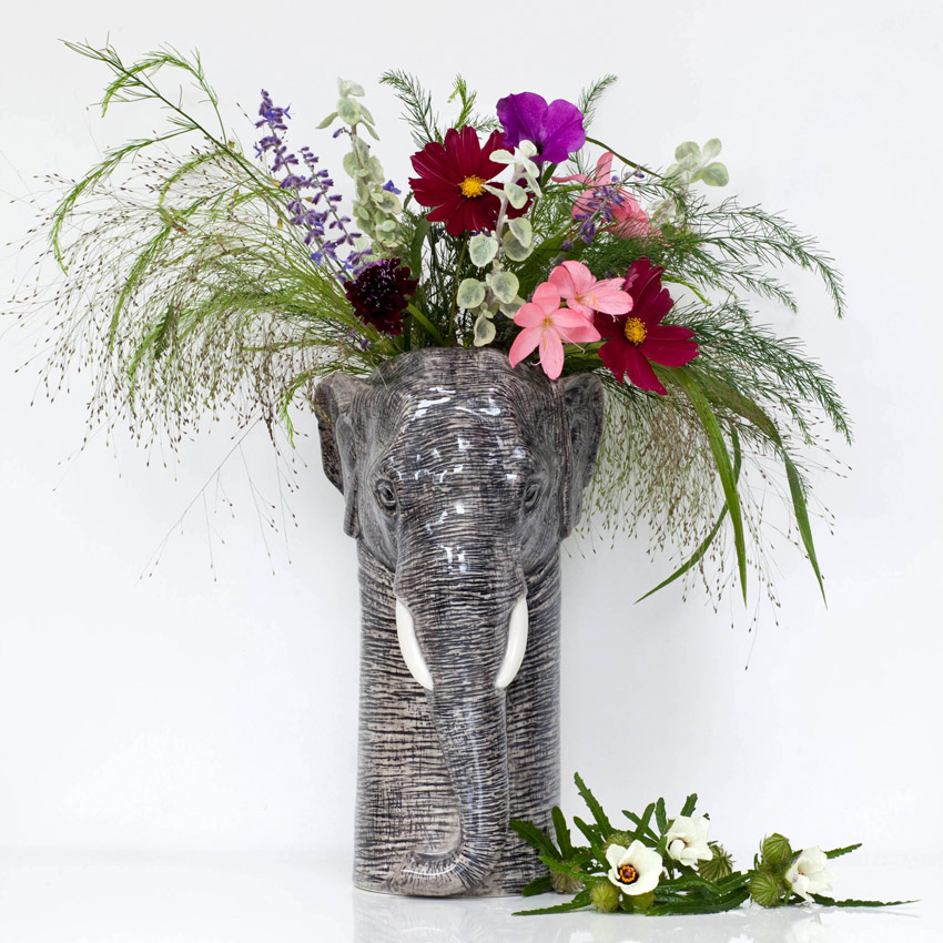 Elegante Elefanten-Vase aus Keramik mit frischen Blumen – außergewöhnliche Tierkopf-Vase als stilvolles Wohnaccessoire und Blickfang für individuelle Dekoration.
