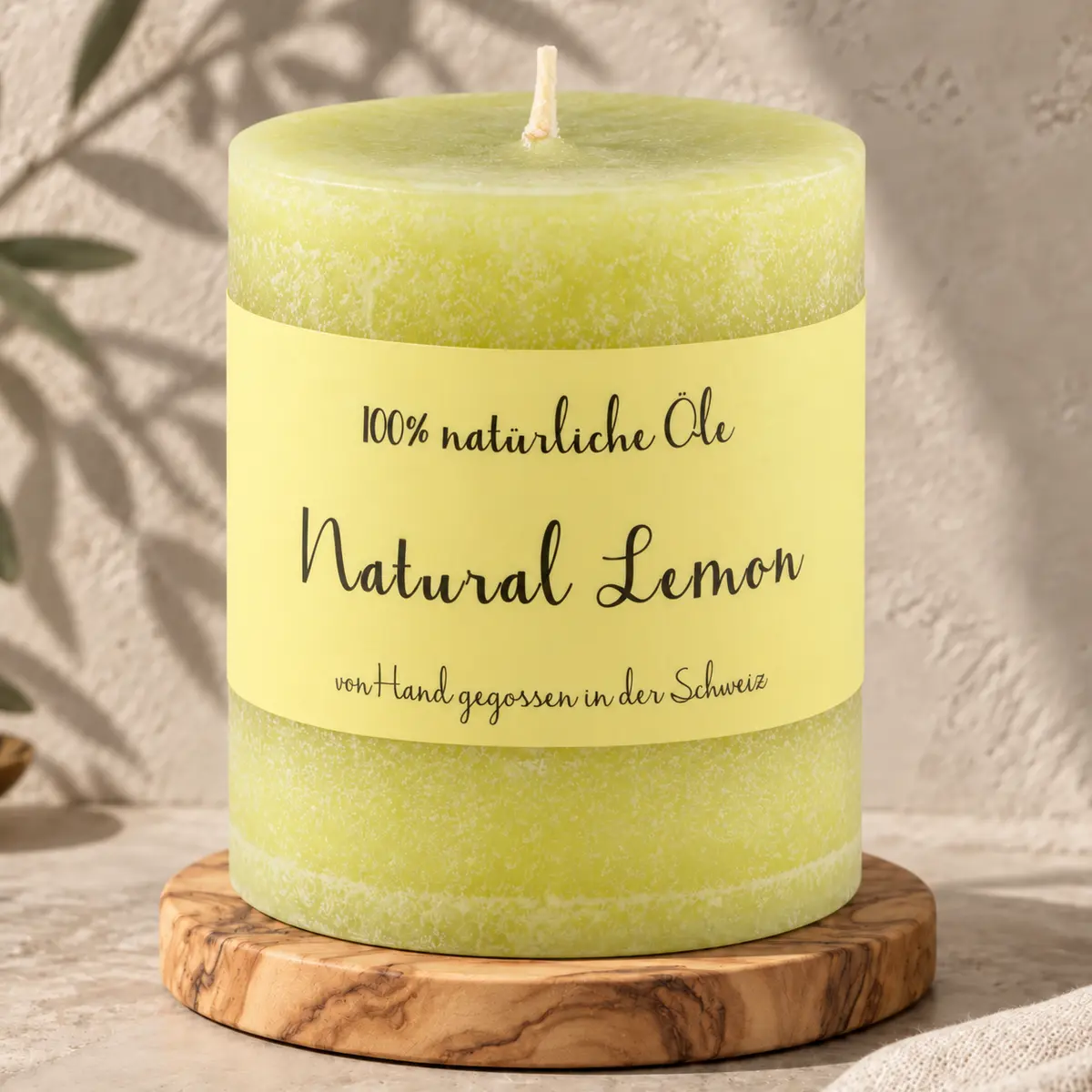 Gelbgrüne Schulthess Duftkerze Natural Lemon aus 100 % natürlichen Ölen auf einem Holzsockel