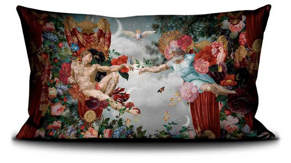 Voglio Bene XL Samtkissen – kunstvolles Design „La Création d’Adam“, barocke Blumenpracht, fantasievolle Renaissance-Collage mit modernen Details.