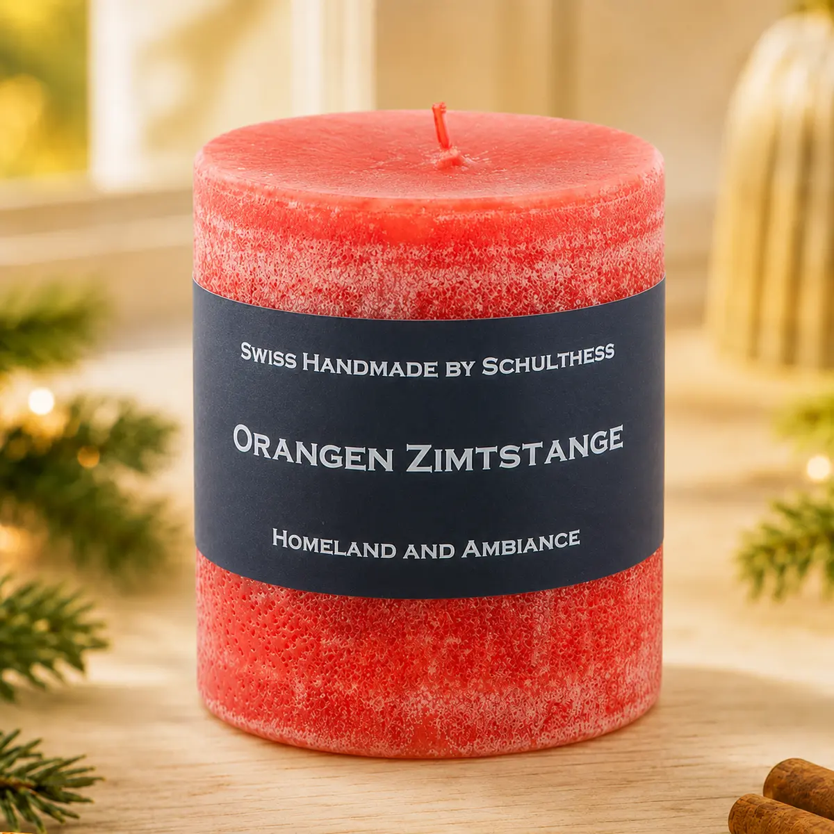 Orangefarbene Schulthess Duftkerze Orangen Zimtstange in festlicher Weihnachtsatmosphäre