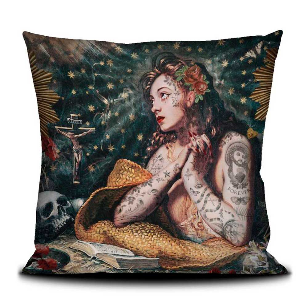 Voglio Bene Samtkissen Marie Madeleine 50x50 – poetisches Porträt mit tätowierter Heiliger, Sternenhimmel, Kreuzsymbol, Schädel, Buch und mystischer Atmosphäre.