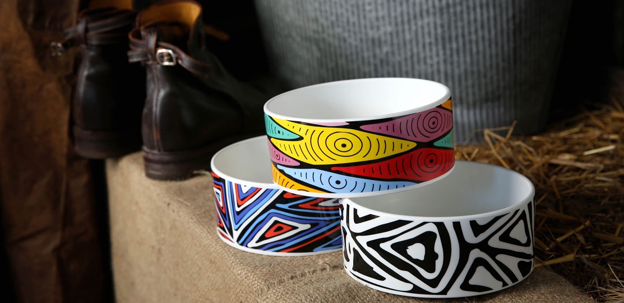 Keramiknäpfe von Outback Tails – handbemalte Hundenäpfe mit Aboriginal-Art-Designs in lebhaften Farben. Hochwertige Keramik, pflegeleicht und stilvoll für jeden Haustierliebhaber.